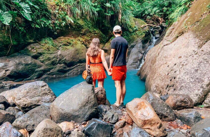 Couple devant la bassin bleu en Guadeloupe