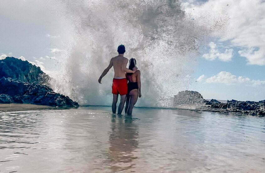 Couple debout sous une vague