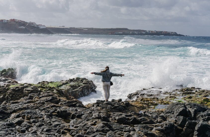 femme près de la mer avec vagues à Galdar