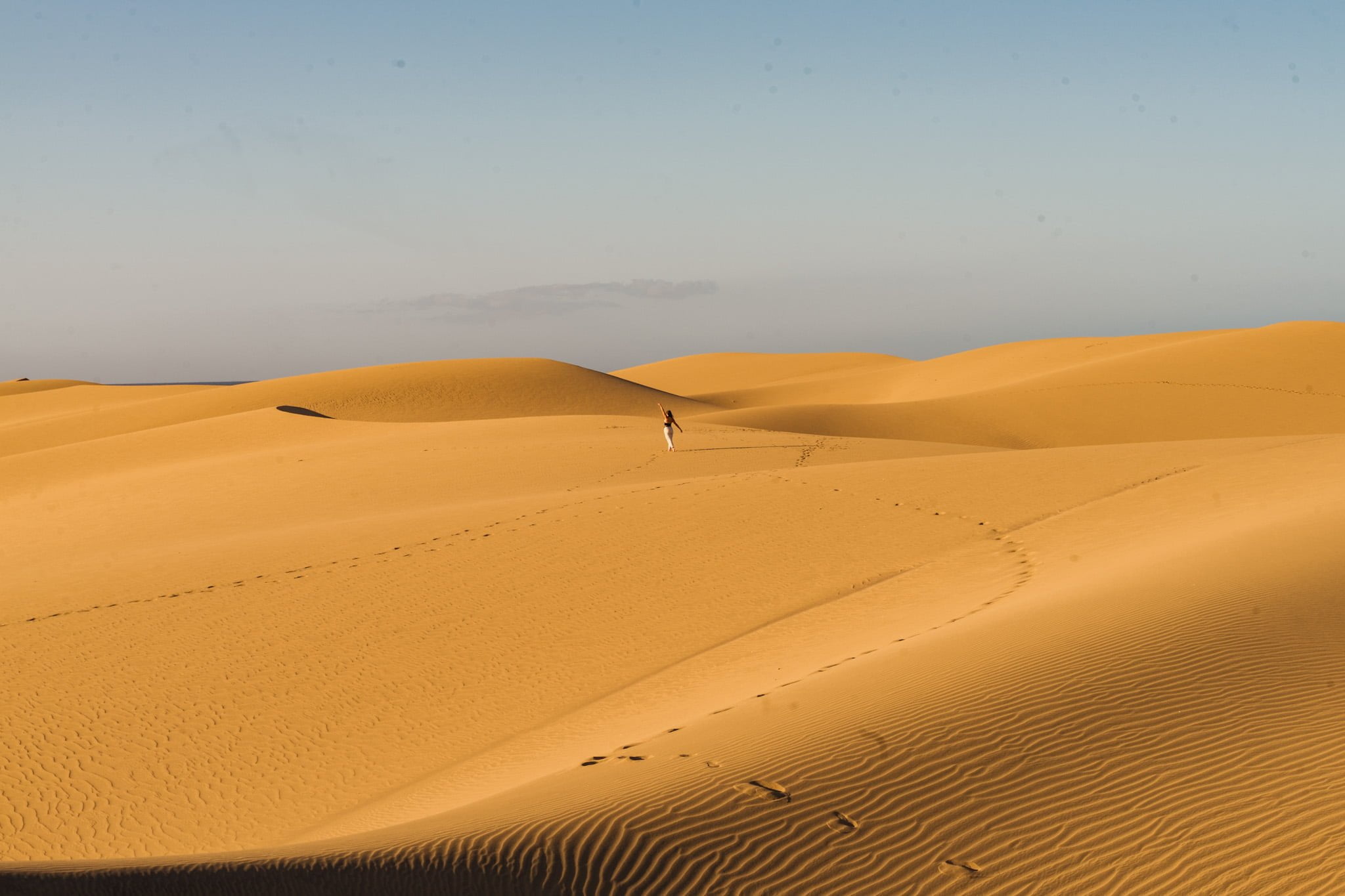 femme au loin aux dunas de Maspalomas