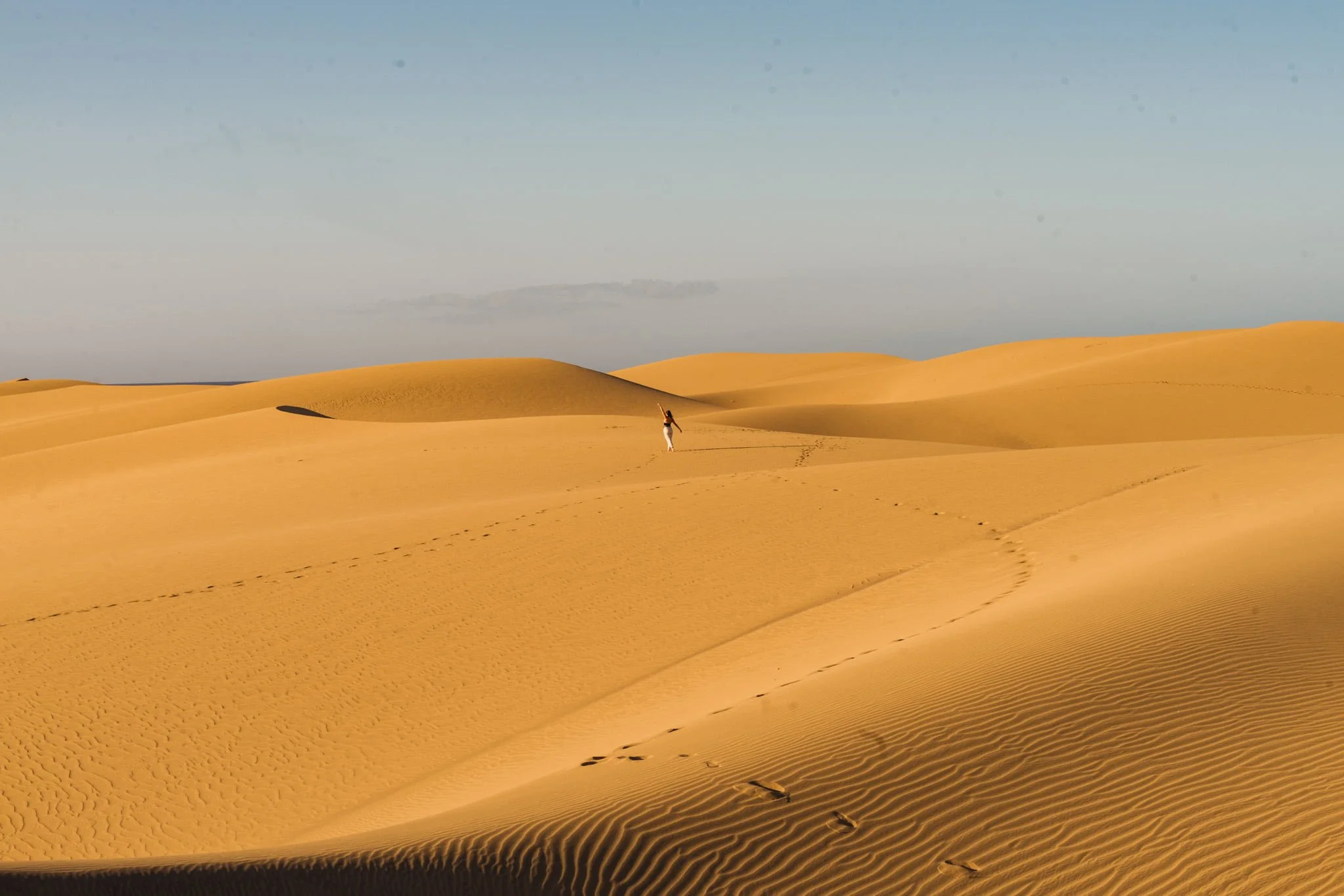 femme au loin aux dunas de Maspalomas