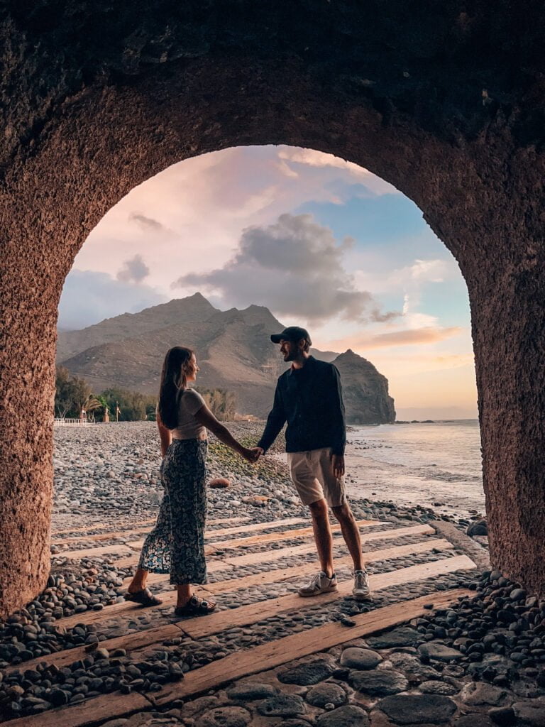 couple sous le tunnel de la playa de la aldea de San Nicolas