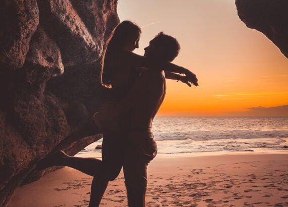 Couple s'enlaçant sur la plage de Taurito au coucher de soleil