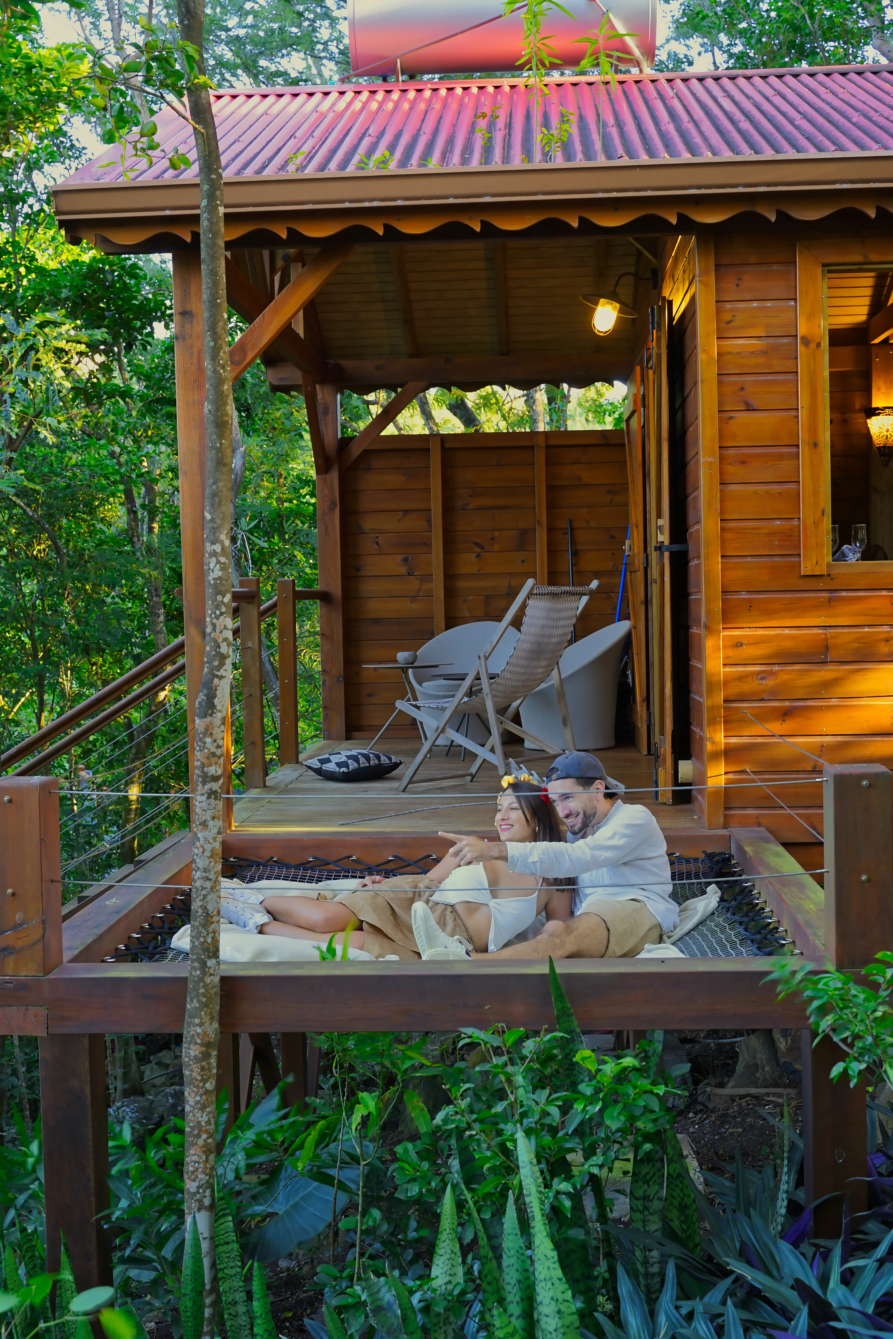 logement insolite cabane dans les arbres couple sur filet suspendu