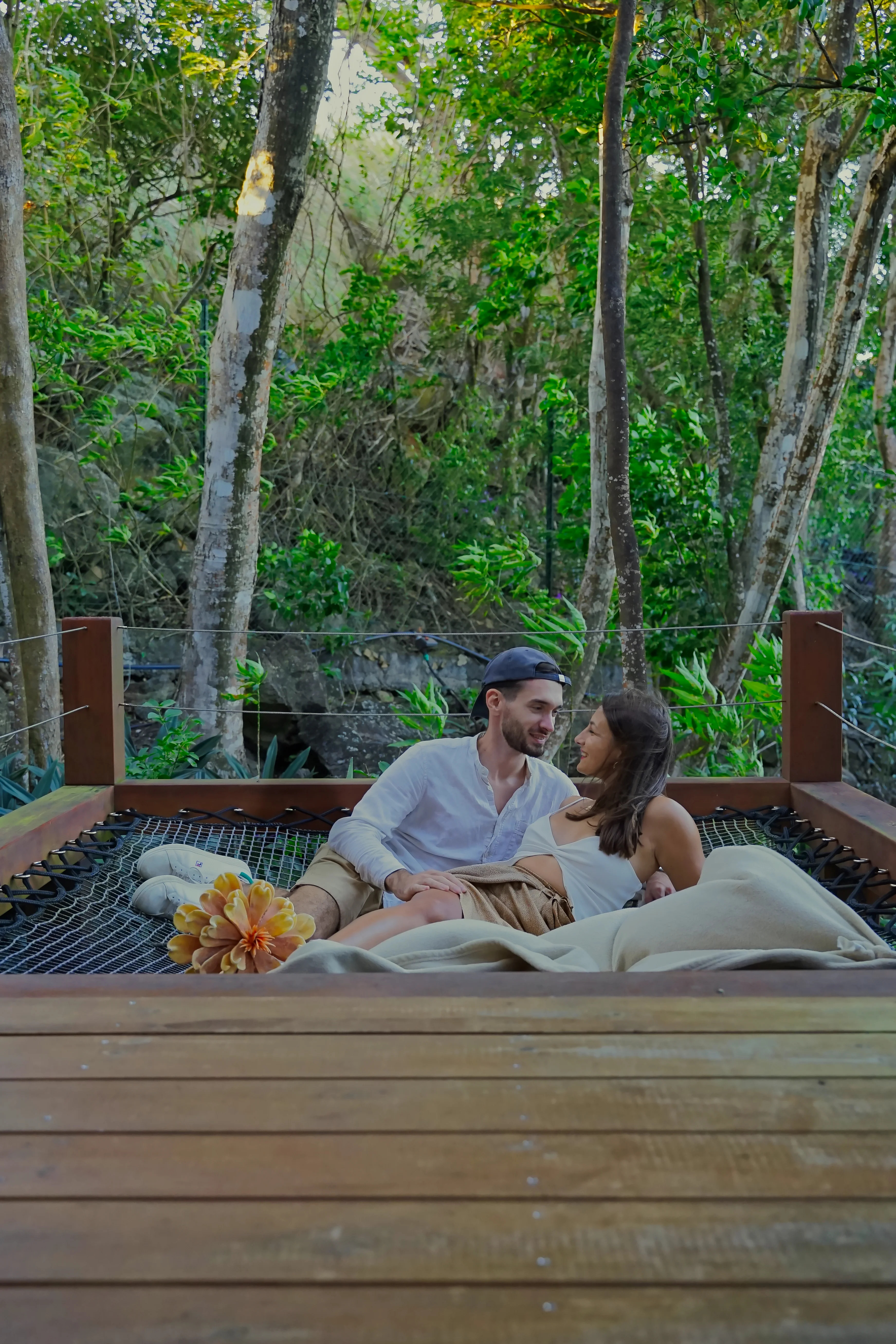 couple filet supendu cabane dans les arbres