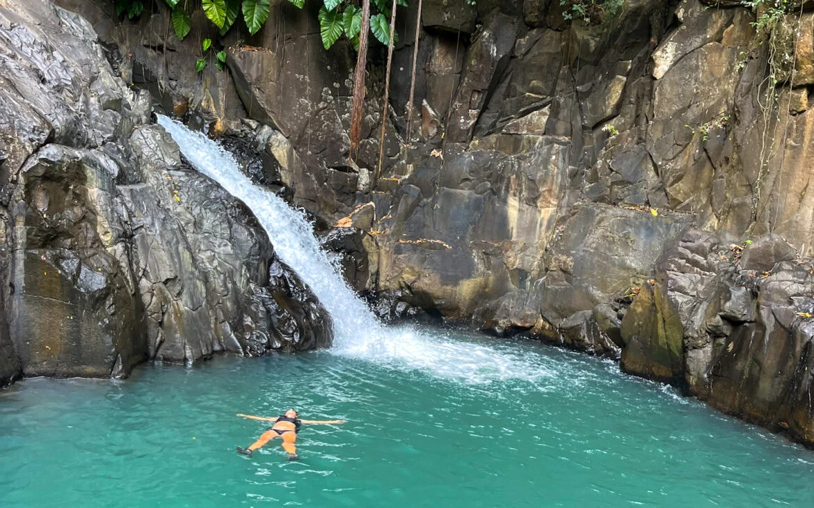 cascade et bassin du saut d'acomat à pointe noire