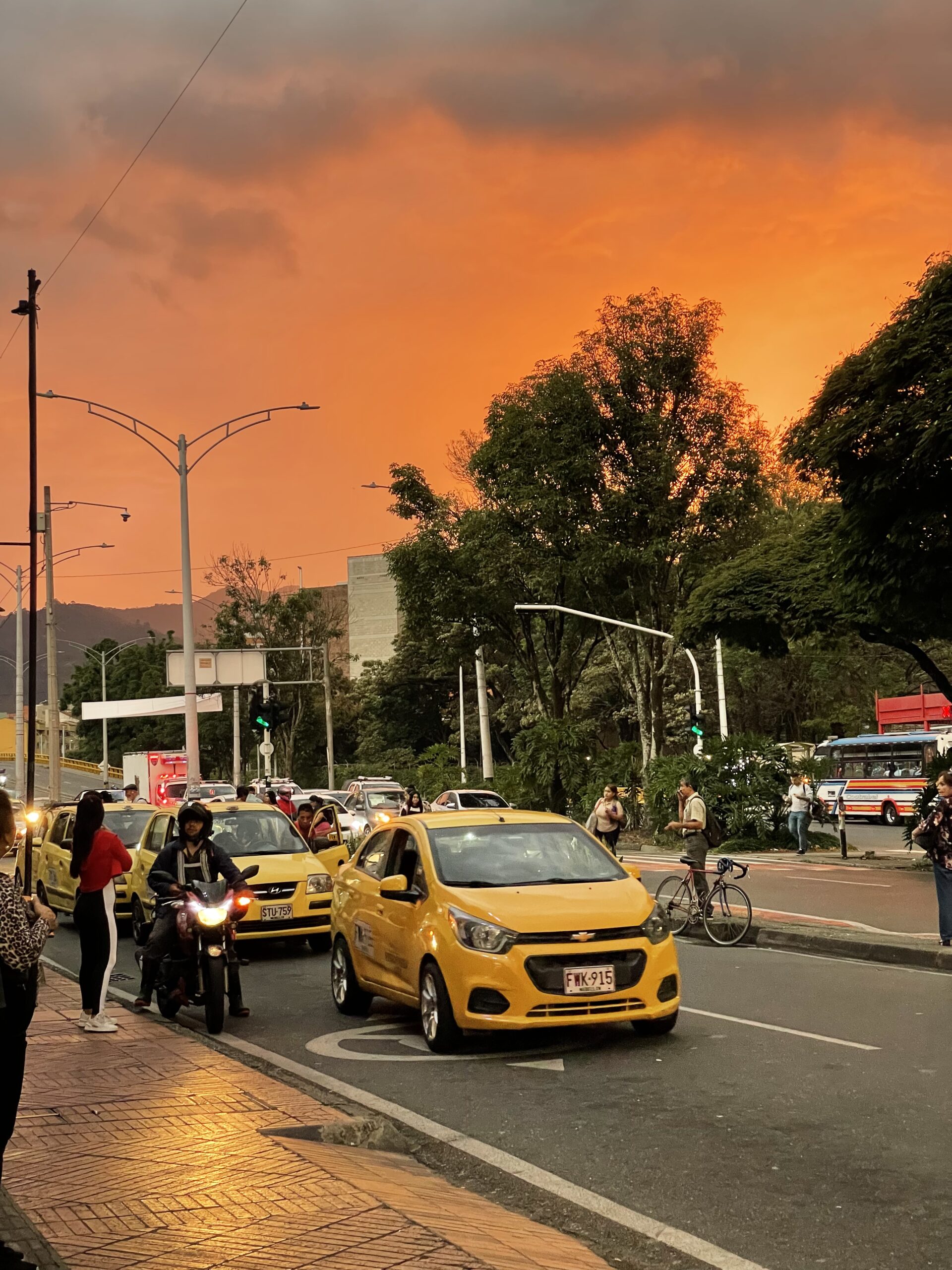 IMG_1154 coucher de soleil dans le centre de Medellin